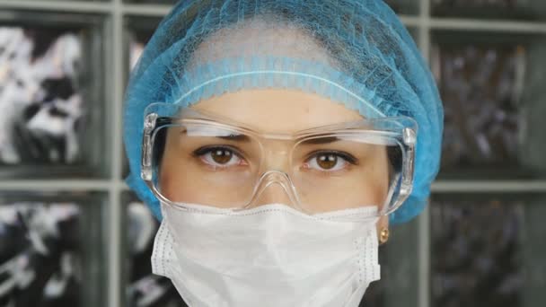 Médico con gafas, máscara quirúrgica y guantes, procedimientos médicos y concepto de higiene — Vídeos de Stock