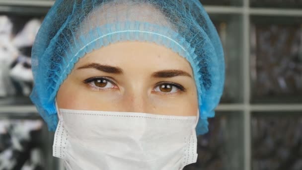 Maskeli kadın doktor — Stok video