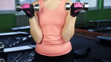 kadın spor kulübü dumbbells ile