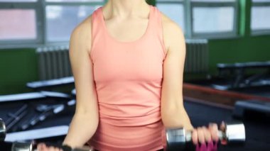 kadın spor kulübü dumbbells ile