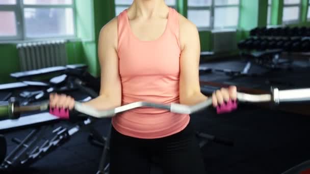 Vrouw in de sport apparatuur praktijk met barbell — Stockvideo