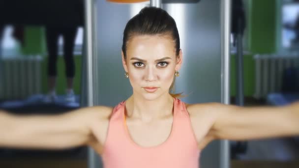 Žena, která dělá fitness trénink na motýlí stroj s váhami v tělocvičně — Stock video