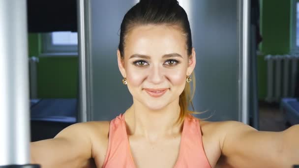 Žena, která dělá fitness trénink na motýlí stroj s váhami v tělocvičně — Stock video