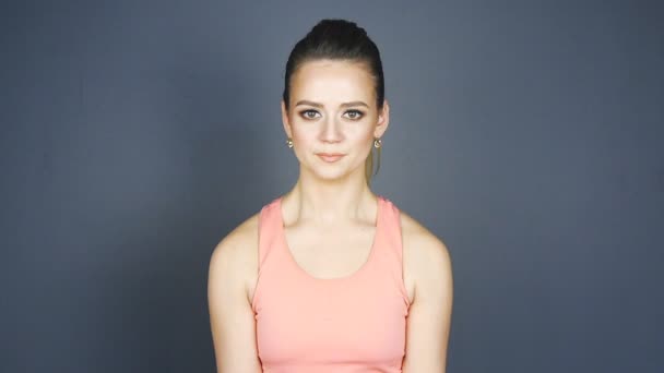 A súlyzók slowmotion fitness lány — Stock videók