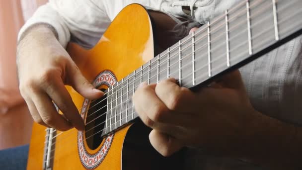 Ruce, hraje na akustickou kytaru v pomalém pohybu — Stock video