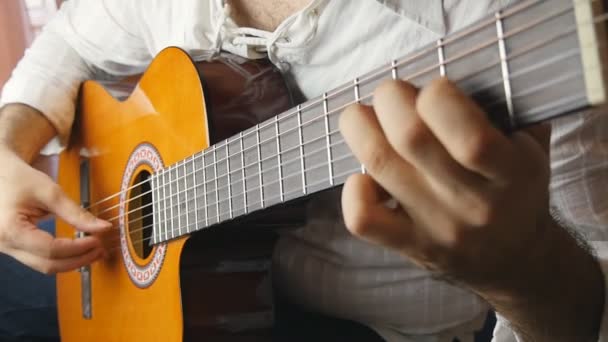 Músico tocando guitarra clássica em câmera lenta — Vídeo de Stock