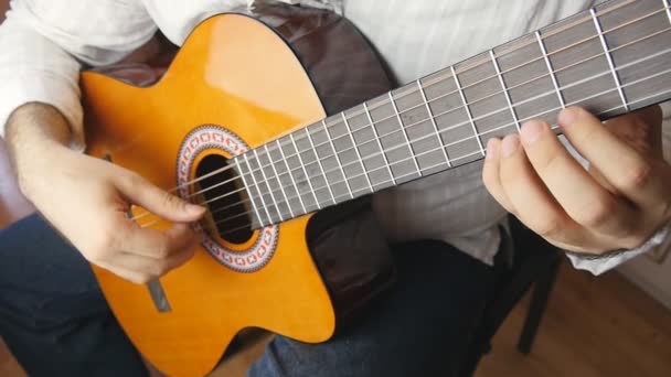 Musiker som spelar en klassisk gitarr i slow motion — Stockvideo