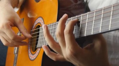 Klasik İspanyol gitar çalmak