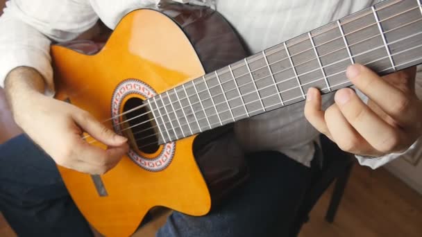 Музыкант играет на классической гитаре в замедленной съемке — стоковое видео