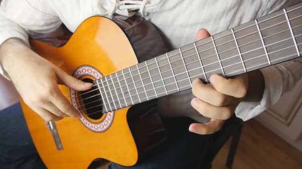 Músico tocando una guitarra clásica en cámara lenta — Vídeos de Stock