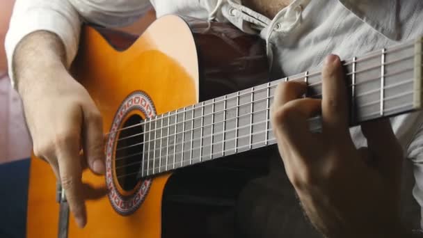 Músico tocando una guitarra clásica en cámara lenta — Vídeos de Stock