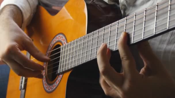 玩西班牙古典吉他 — 图库视频影像