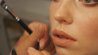Makyöz makyaj yapıyor