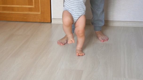 Μητέρα και το μωρό στα πόδια. Πρώτα βήματα. — Αρχείο Βίντεο