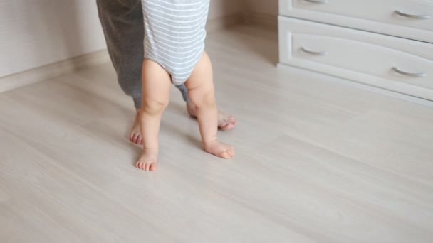 母と赤ちゃんの足。最初のステップ. — ストック動画