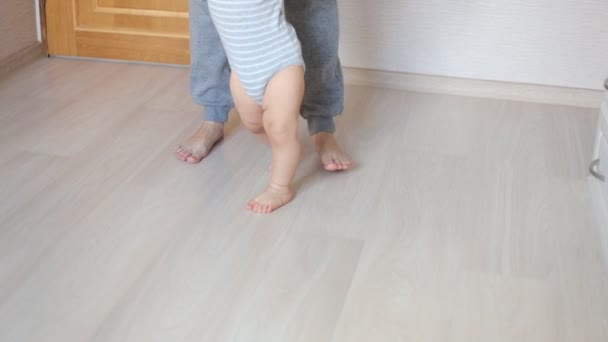 Mamma och baby ben. Första stegen. — Stockvideo