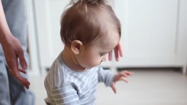 Anne ve küçük oğlu oynamak