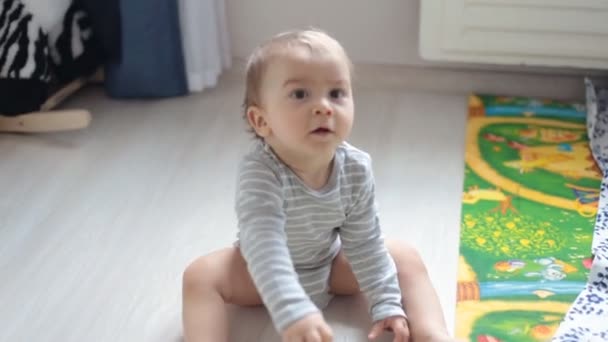 Χαριτωμένο μικρό μωρό παίζει με τα πολύχρωμα παιχνίδια στο σπίτι — Αρχείο Βίντεο