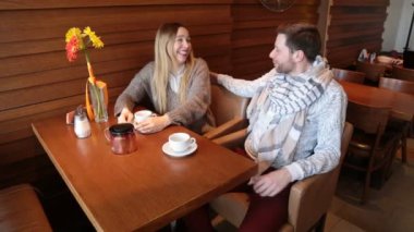 Bir kafede gülümseyen Çift