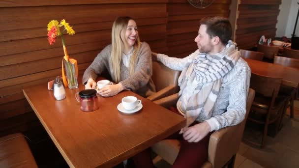 Smiling couple in a cafe — Stock Video