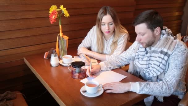 Equipo creativo trabajando en una cafetería — Vídeos de Stock