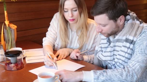 Kreatív csapat dolgozik egy kávézóban — Stock videók