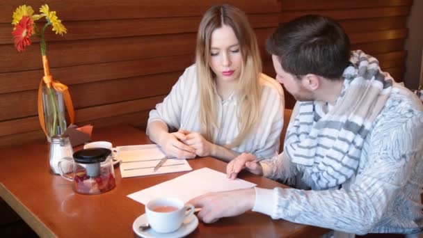 Творческая команда за работой в кафе — стоковое видео