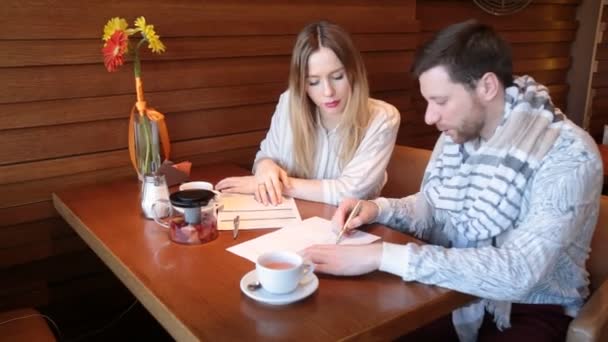 Creatief team aan het werk in een café — Stockvideo