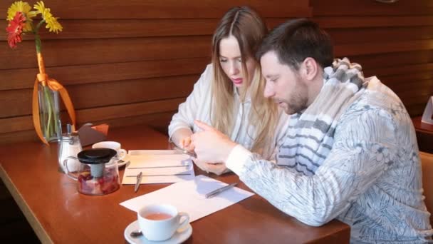Equipe criativa no trabalho em um café — Vídeo de Stock