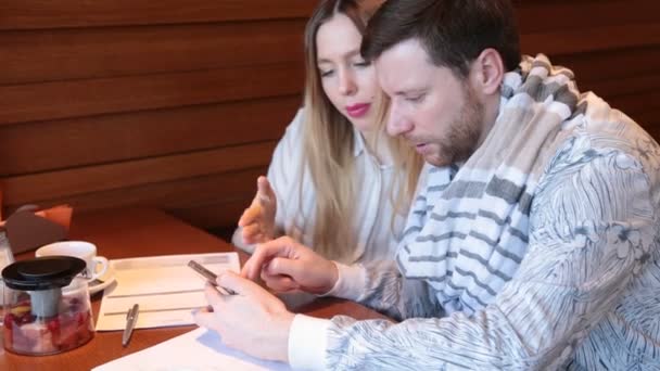 Equipo creativo trabajando en una cafetería — Vídeos de Stock