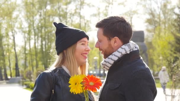 Joyeux jeune couple embrasser en plein air dans le parc — Video