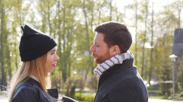 Casal no parque — Vídeo de Stock