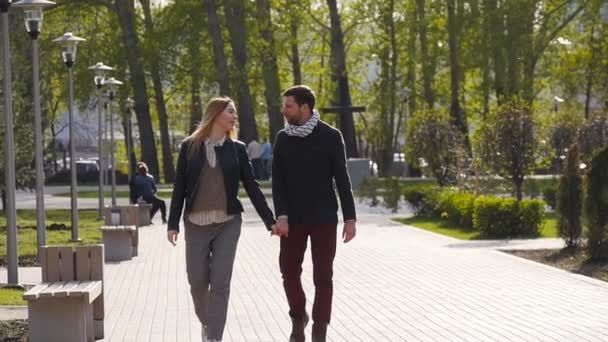 Couple aimant marchant le long de l'allée du parc — Video