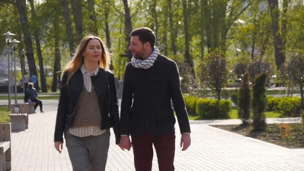 公園の路地に沿って歩く愛するカップル — ストック動画