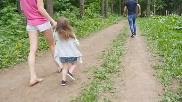 Bonito bebê menina andando no parque com os pais — Vídeo de Stock