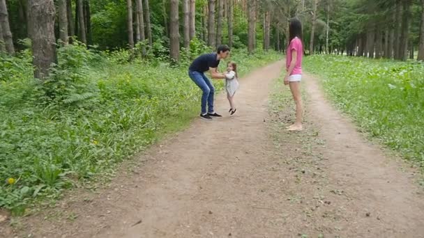 父亲和他的孩子 — — 女儿-玩 — 图库视频影像