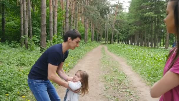 Отец и его ребенок - дочь - играют — стоковое видео