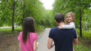 Ormandaki yürüyüşte mutlu aile