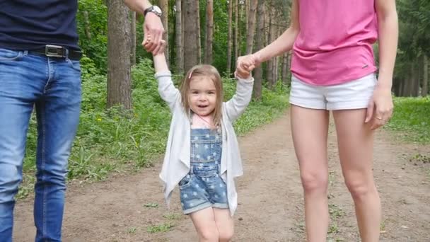 Feliz joven familia divirtiéndose afuera en el parque — Vídeos de Stock