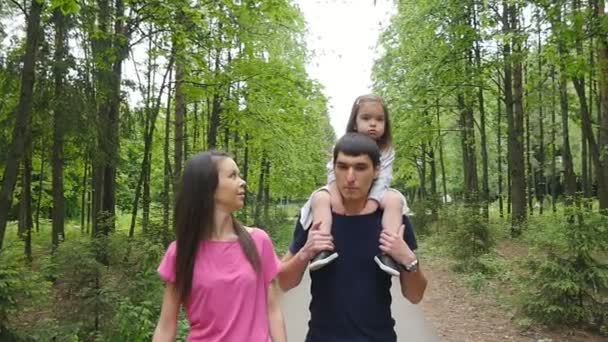 Šťastná rodina na procházce v lese — Stock video