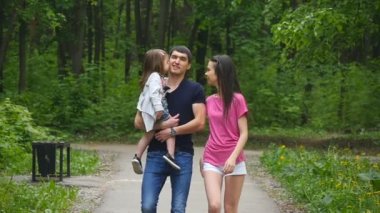 Ormandaki yürüyüşte mutlu aile