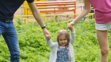 Mutlu genç aile eğleniyor dışarıda parkta