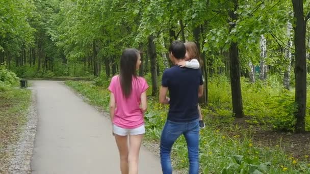 Familia feliz en el paseo por el bosque — Vídeo de stock