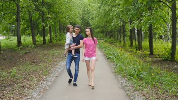 Glückliche Familie auf dem Waldspaziergang — Stockvideo
