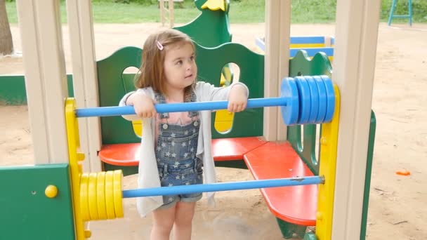 Ευχαρίστως toddler κορίτσι στην παιδική χαρά — Αρχείο Βίντεο