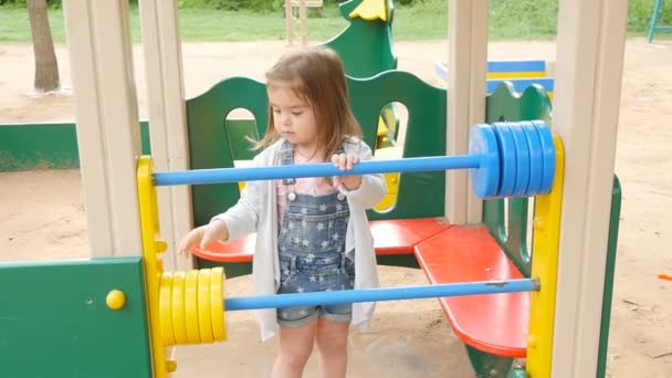 Ευχαρίστως toddler κορίτσι στην παιδική χαρά — Αρχείο Βίντεο