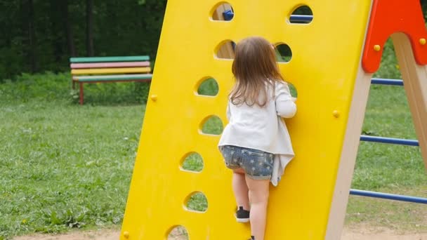 Menina criança feliz no parque infantil — Vídeo de Stock