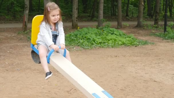 Glückliches Kleinkind Mädchen auf dem Spielplatz — Stockvideo