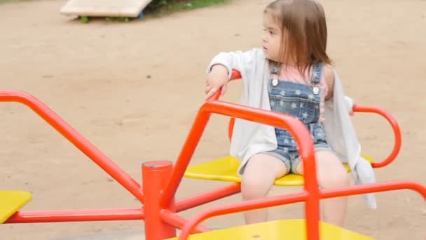 Feliz niña en el patio de recreo — Vídeos de Stock