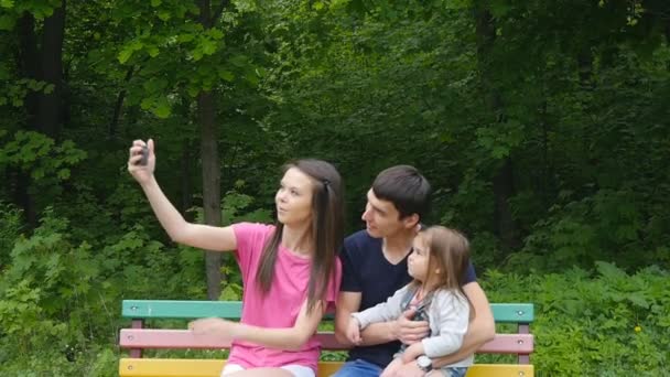 公園内のスマート フォンで幸せ家族撮影 selfie — ストック動画